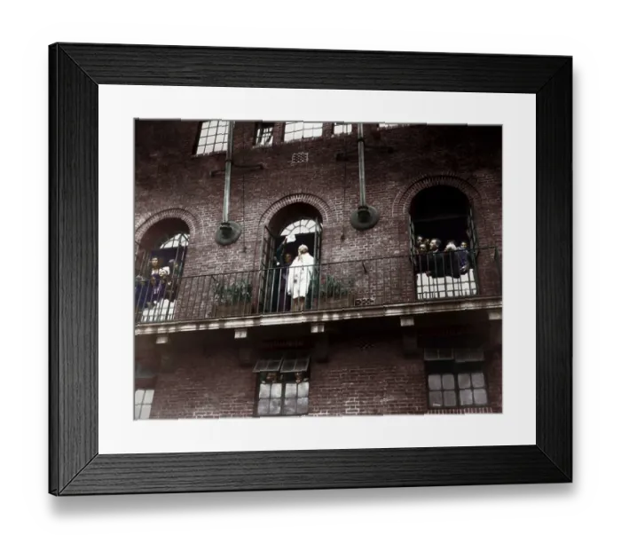 Framed Print : Mahatma Gandhi at Kingsley Hall, Bow, London, September 12, 1931