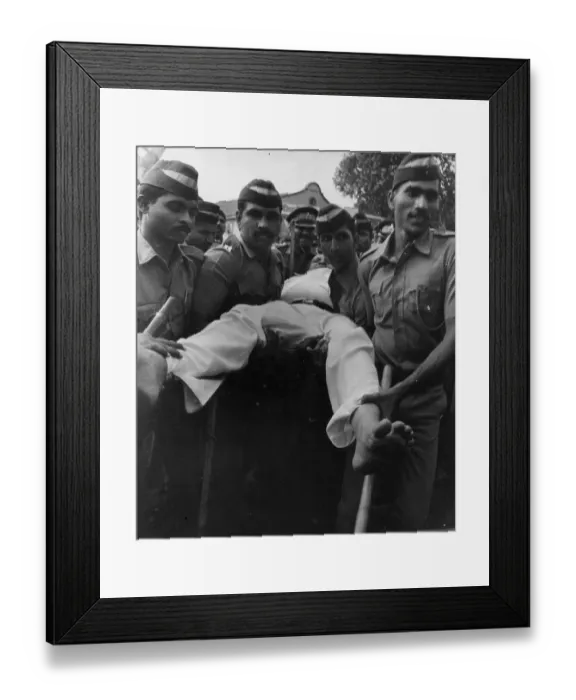 Framed Print : Police arrest culprit, Mumbai, Maharashtra, India, Asia, 1900s, Asia Framed Print : Police arrest culprit, Mumbai, Maharashtra, India, Asia, 1900s, Asia