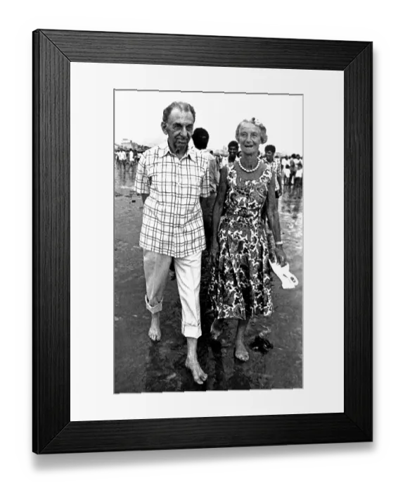 Framed Print : Jehangir Ratanji Dadabhoy with Thelma Vicaji Tata on beach, Mumbai, Maharashtra, India, Asia, 1900, Asia