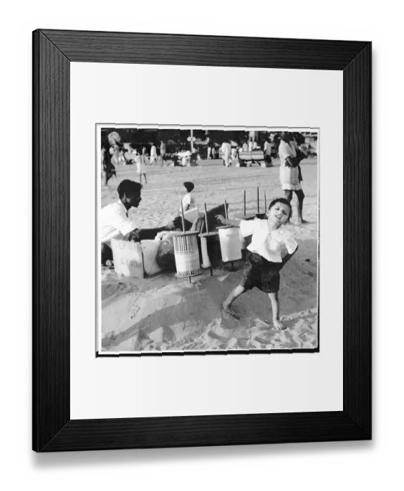 Framed Print : Young Customer, Chowpatty, Bombay, Mumbai, Maharashtra, India, Asia, 1952, Asia