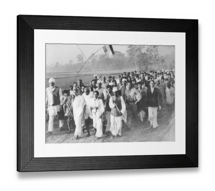 Framed Print : Accompanied by villagers and coworkers Mahatma Gandhi marches through the fields of Noakhali, West Bengal, India, Asia, December 1946, Asia Framed Print : Accompanied by villagers and coworkers Mahatma Gandhi marches through the fields of Noakhali, West Bengal, India, Asia, December 1946, Asia