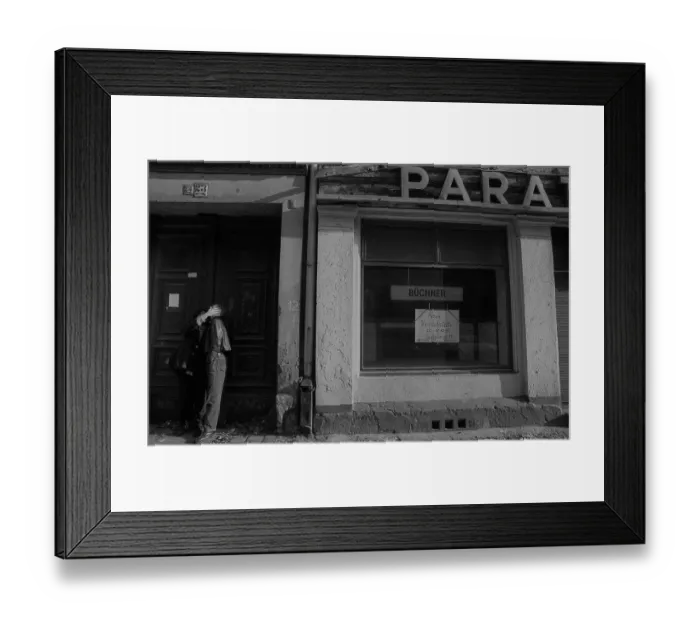 Framed Print : Germany, Berlin, 19.02.1992, Lovers in Tucholskystrasse, PARA, Europe