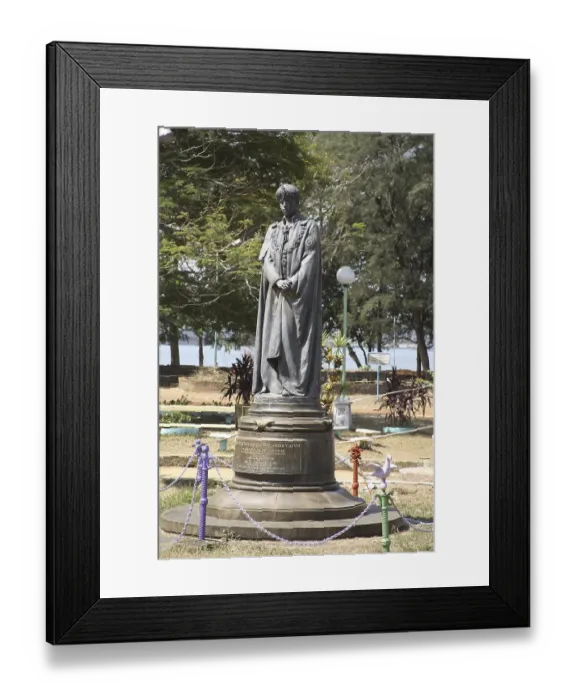 Framed Print : Statue of His Highness Sri Rama Varma Maharaja of Cochin now Ernakulam 11-9-1895 to 7-11-1914 erected by Public subscription, Ernakulam, Kerala, India, Asia