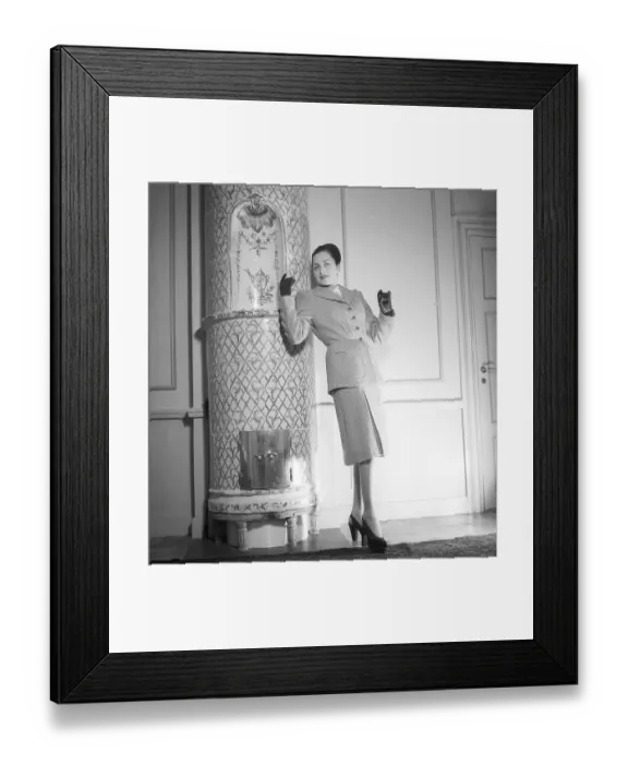 Framed Print : Fashion of 1946. A woman pictured wearing the typical fashion of the postwar era. Kristoffersson ref Y63-4