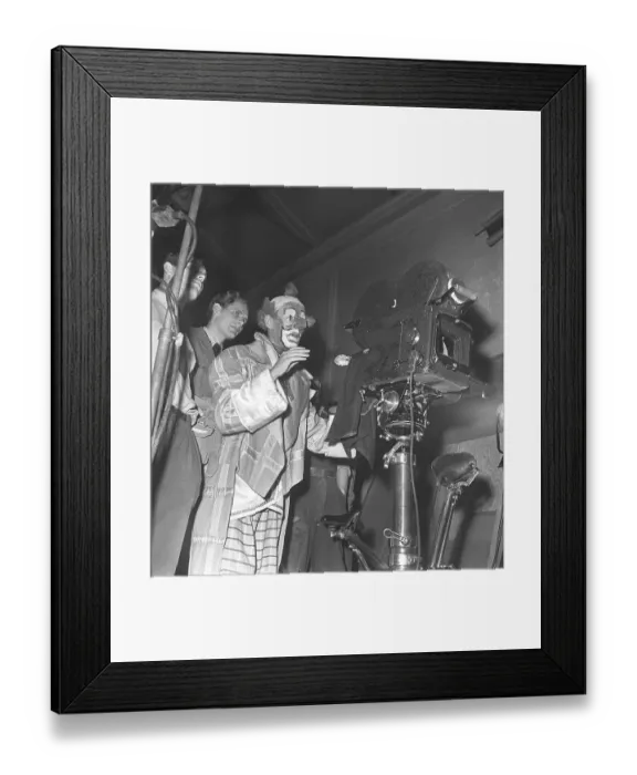 Framed Print : Filming in the 1940s. Hasse Ekman. Swedish actor and film director. (1915-2004) Here in the role of Sture Anker during the filming of the Swedish feature film Flickan fran den tredje raden 1949. Kristoffersson ref AP86-4