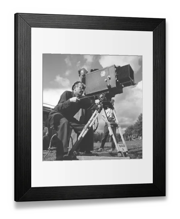 Framed Print : Filming in the 1940s. A cinematographer with his camera. The pictures was taking during the making of the Swedish feature film Haesthandlarens flickor in 1954. the making of the Swedish feature film Haesthandlarens flickor in 1954