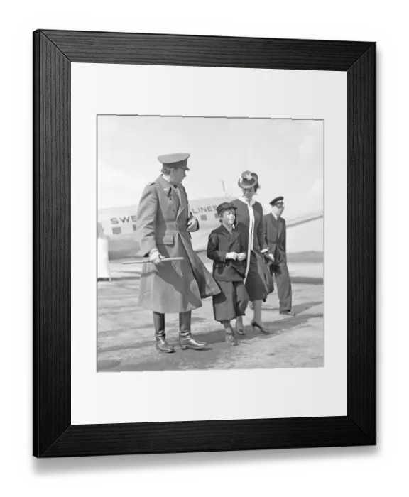 Framed Print : Folke Bernadotte. Swedish nobleman and diplomat. 1895-1948. Married to Estelle Bernadotte. Born Estelle Romaine Manville. 1894-1984 Framed Print : Folke Bernadotte. Swedish nobleman and diplomat. 1895-1948. Married to Estelle Bernadotte. Born Estelle Romaine Manville. 1894-1984