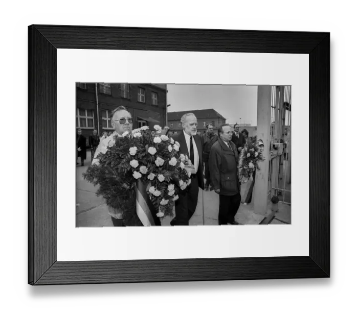 Framed Print : Germany, Berlin, 06.03.1992, Wreath-laying ceremony at the former Stasi remand prison Hohenschoenhausen, SPD - Working Group of Former Political Prisoners, centre: Hans-Joachim Helwig-Wilson, Europe