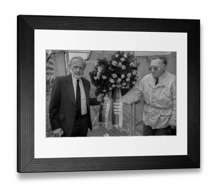 Framed Print : Germany, Berlin, 06.03.1992, Wreath-laying ceremony at the former Stasi remand prison Hohenschoenhausen, SPD - Working Group of Former Political Prisoners, left: Hans-Joachim Helwig-Wilson, Europe