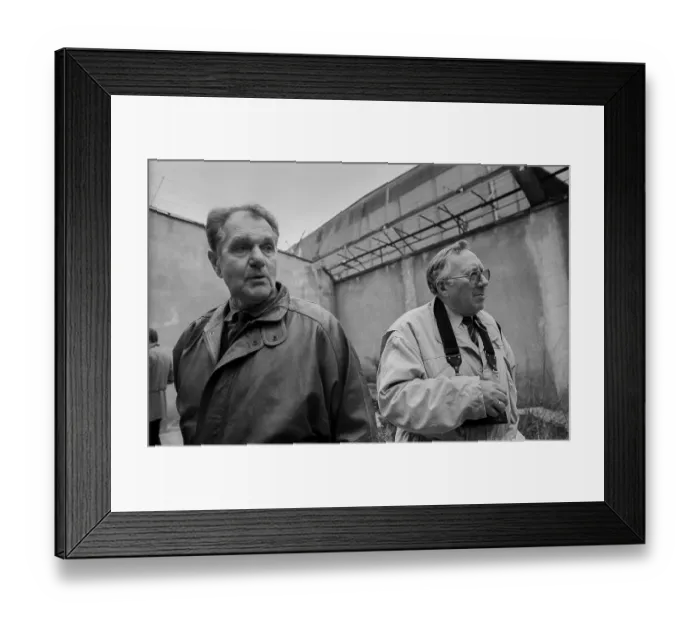 Framed Print : Germany, Berlin, 06.03.1992, Otto Ruhland (left) former prisoner in the cage for release, (wreath-laying ceremony in the former Stasi remand prison Hohenschoenhausen), Europe Framed Print : Germany, Berlin, 06.03.1992, Otto Ruhland (left) former prisoner in the cage for release, (wreath-laying ceremony in the former Stasi remand prison Hohenschoenhausen), Europe