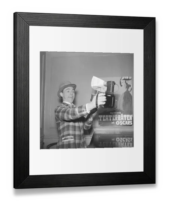 Framed Print : Nils Poppe, 1908-2000, Swedish actor. Here he immortalizes himself by holding a camera in his hand and pointing it at his happy face. A visual proof that the modern so-called selfie is nothing new. Sweden in 1943 Kristoffersson ref C27-4
