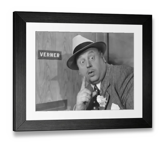 Framed Print : Secretive in the 1940s. Actor Thor Modeen pictured while acting in the movie Taget gar klockan 9