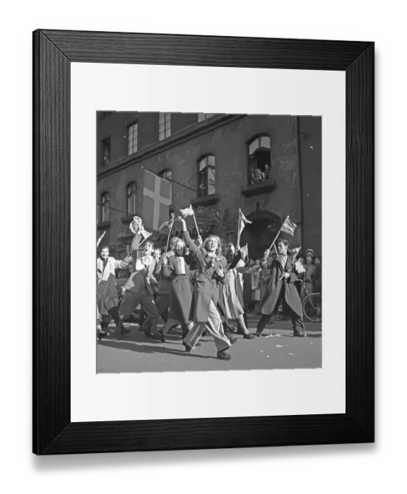Framed Print : Peace celebration 1945. People of Stockholm are celebrating the end of World War II