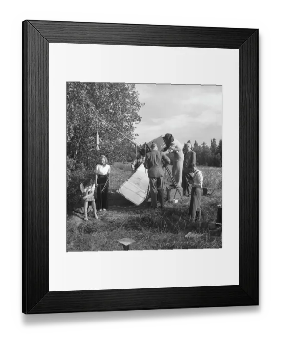 Framed Print : Filming in the 1940s. Filmcrew on set of the movie Ungt blod and actresses Brita Holmberg and Agneta Lagerfelt in an outdoor scene. To the right filmdirector Ivar Johansson
