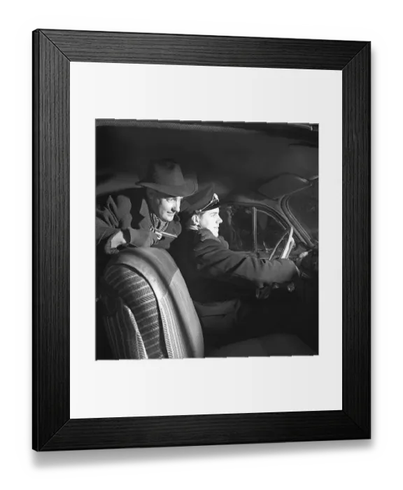 Framed Print : Crime in the 1950s. An arranged scene where a man holds a taxidriver under gun threat Framed Print : Crime in the 1950s. An arranged scene where a man holds a taxidriver under gun threat