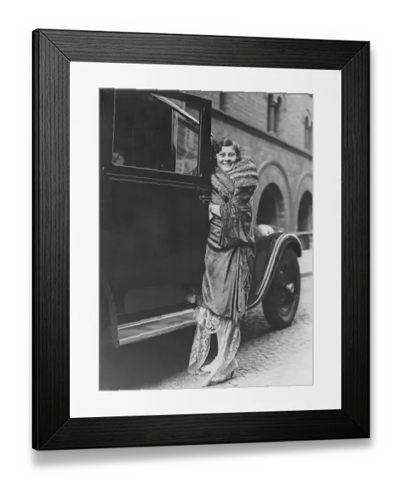 Framed Print : Women's fashion in the 1920s Framed Print : Women's fashion in the 1920s