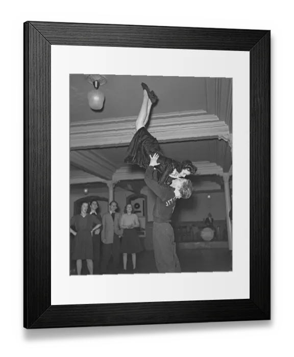 Framed Print : Jitterbug dance. A dance popularized in the United states and spread by American soldiers and sailors around the world during the Second world war. Pictured here a young couple when dancing the Jitterbug dance 1944. Photo: Kristoffersson ref L3-4