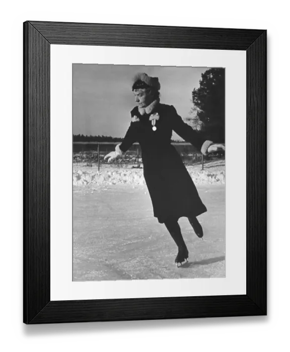 Framed Print : Figure skating in the 1940s. Figure skating champion of 1907 Framed Print : Figure skating in the 1940s. Figure skating champion of 1907