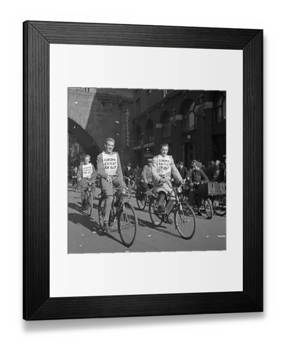 Framed Print : Peace celebration 1945. People of Stockholm are celebrating the end of World War II
