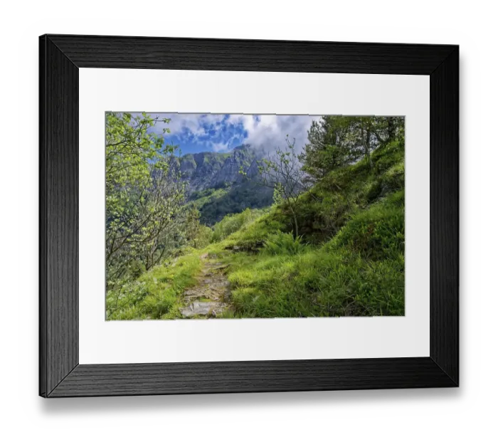 Framed Print : Hiking trail at Passo Croce in the Garfagnana mountain landscape to the peaks of the Apuan Alps