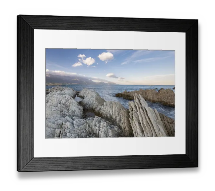 Framed Print : Rocky coast on the Kaikoura Peninsula, mountains of the Kaikoura Range in the background, Kaikoura, Canterbury, South Island, New Zealand, Oceania