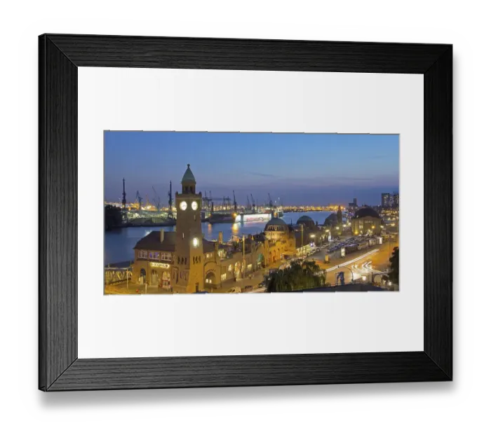 Framed Print : Evening mood at the St. Pauli Landing Bridges Framed Print : Evening mood at the St. Pauli Landing Bridges