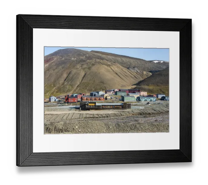 Framed Print : View over Longyearbyen, capital of Spitsbergen Framed Print : View over Longyearbyen, capital of Spitsbergen