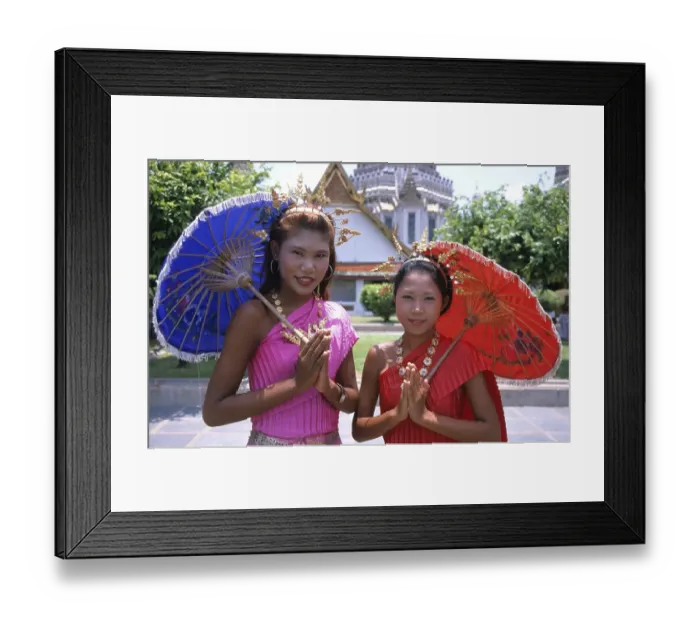 Framed Print : Young Thais girls standing in front of the Arun Temple (Wat Arun)