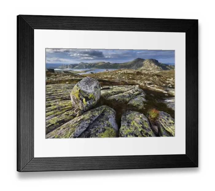 Framed Print : Heddersvatn Lake with the Heddersfjell plateau near Rjukan