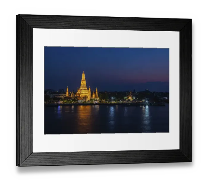 Framed Print : A picture of the Wat Arun Temple at night