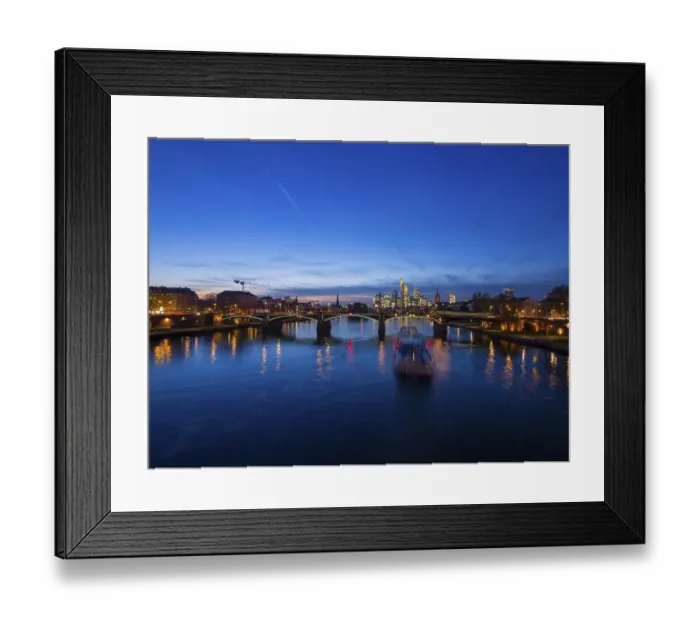 Framed Print : Ignatz-Bubis-Bruecke bridge, behind the skyline of Frankfurt
