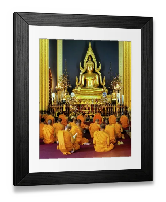 Framed Print : Monks at prayer in front of the Phra Phutthachinnarat Framed Print : Monks at prayer in front of the Phra Phutthachinnarat