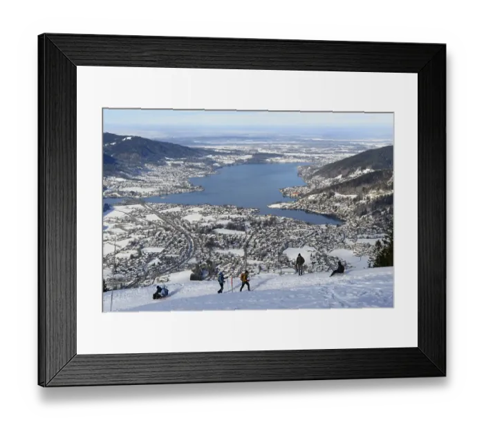 Framed Print : Hikers climbing the Wallberg, sledgers tobogganing down Framed Print : Hikers climbing the Wallberg, sledgers tobogganing down