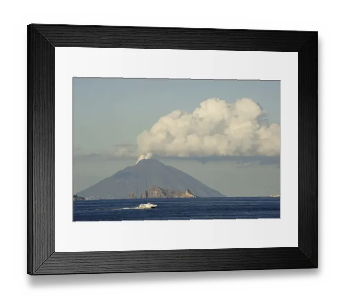 Framed Print : Smoke and clouds above the Stromboli Vulcano Framed Print : Smoke and clouds above the Stromboli Vulcano