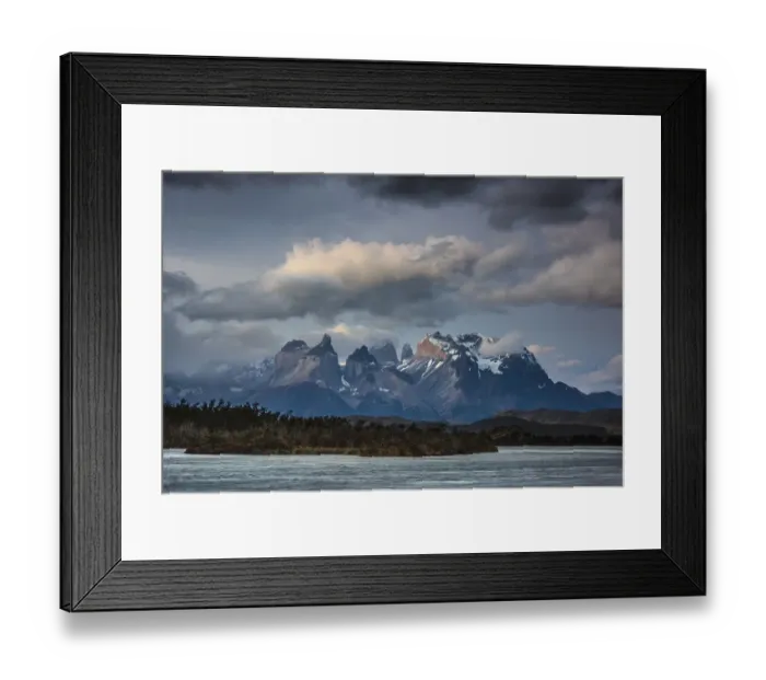 Framed Print : View over the river Rio Serrano to the mountain range Cuernos del Paine