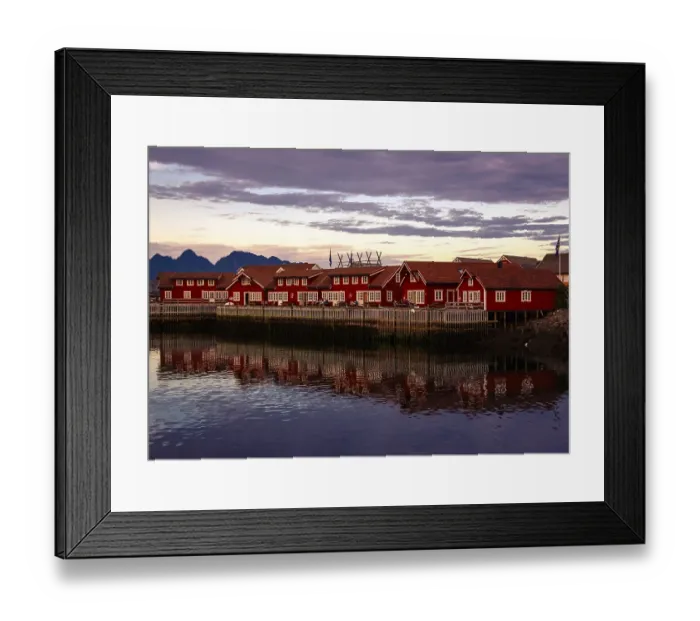 Framed Print : Red timber houses, Svolvaer, Lofoten, Norwegen Framed Print : Red timber houses, Svolvaer, Lofoten, Norwegen