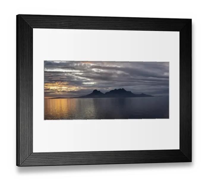 Framed Print : Evening mood over the ocean, Chain of islands