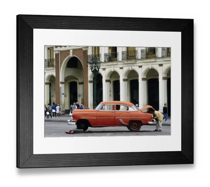 Framed Print : Change of tyres of a US-vintage car
