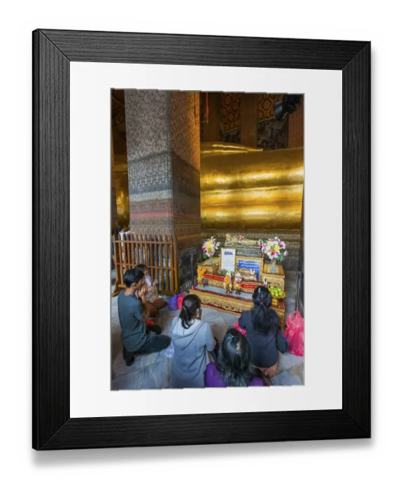 Framed Print : The reclining Buddha with praying believers in Wat Pho temple
