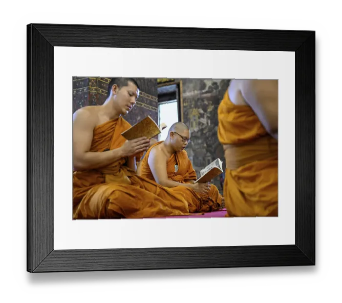 Framed Print : Buddhist monks at prayer, Wat Pho