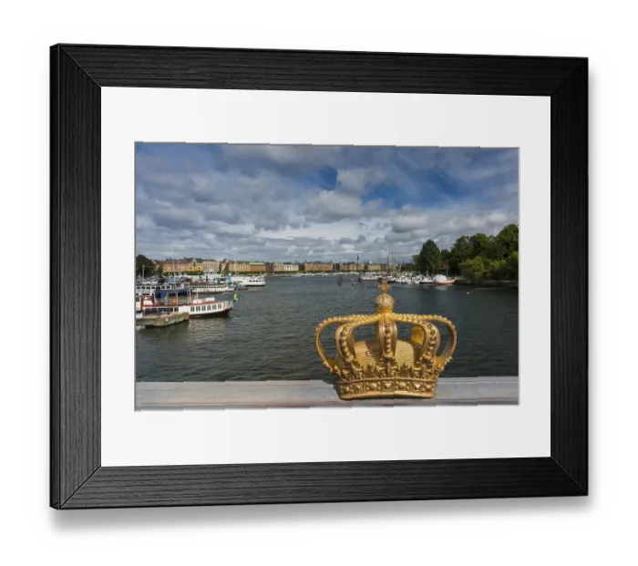 Framed Print : The crown of Sweden on a bridge Framed Print : The crown of Sweden on a bridge