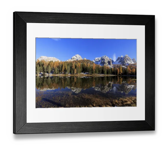Framed Print : The colourful scenery of an autumnal forest next to a mirror-smooth lake in the sunlight