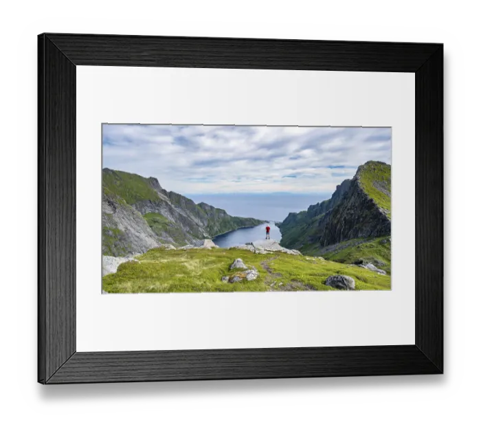 Framed Print : Mountaineers on the hiking trail to Munkebu hut