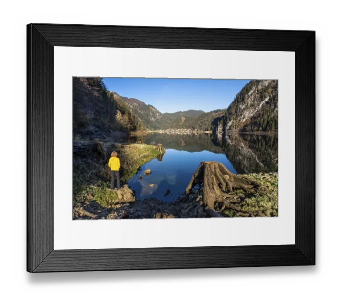 Framed Print : The Vordere Gosausee in autumn with a view of the Gasthof Gosausee