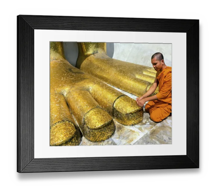 Framed Print : Monk praying at the feet of the golden Buddha statue of Wat Intharawihan