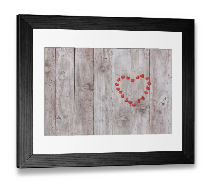Framed Print : Corazones de peluche encima de una mesa de madera Framed Print : Corazones de peluche encima de una mesa de madera