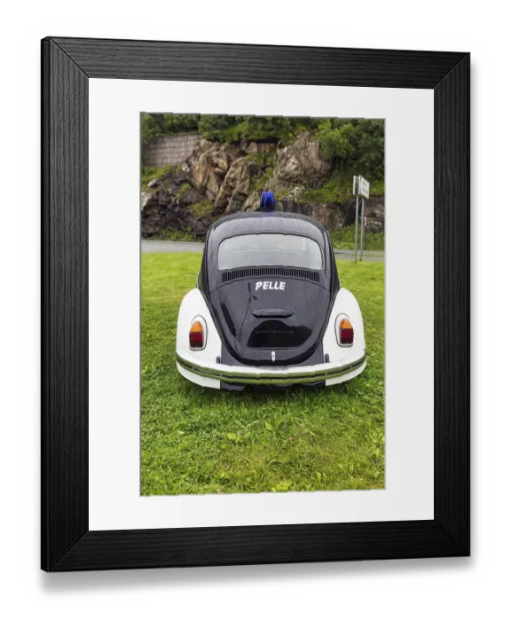 Framed Print : Black and white police patrol car Pelle