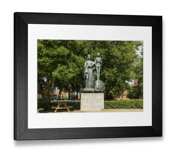 Framed Print : Statue of Queen Margrethe I and Erik of Pomerania Framed Print : Statue of Queen Margrethe I and Erik of Pomerania
