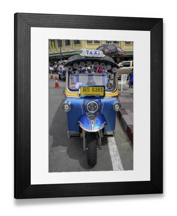 Framed Print : Tuktuk in front of Wat Pho, Temple of the Reclining Buddha