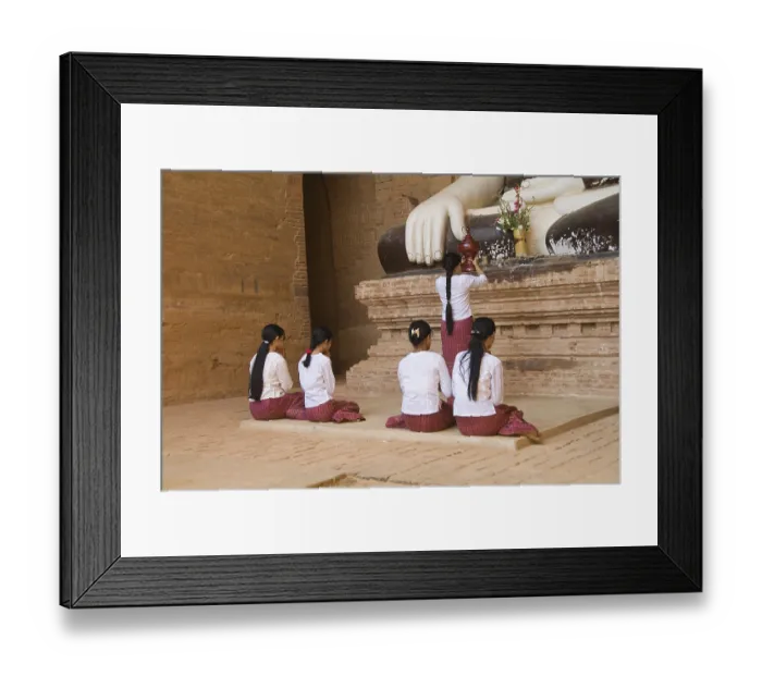 Framed Print : Burmese women praying to Buddha